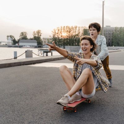Zwei Frauen mit einem Skateboard